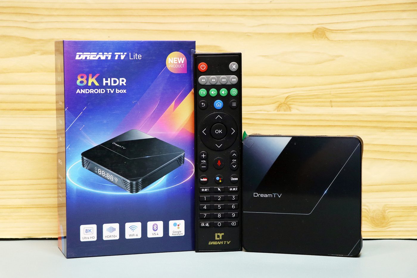 Dream TV Lite 開箱:8K HDR 零售盒、主機與 2.4G 語音遙控器