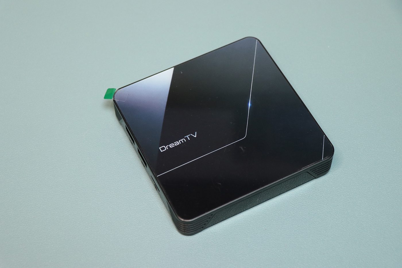 Dream TV Lite 開箱:主機頂面黑色亮面及 DreamTV 標誌