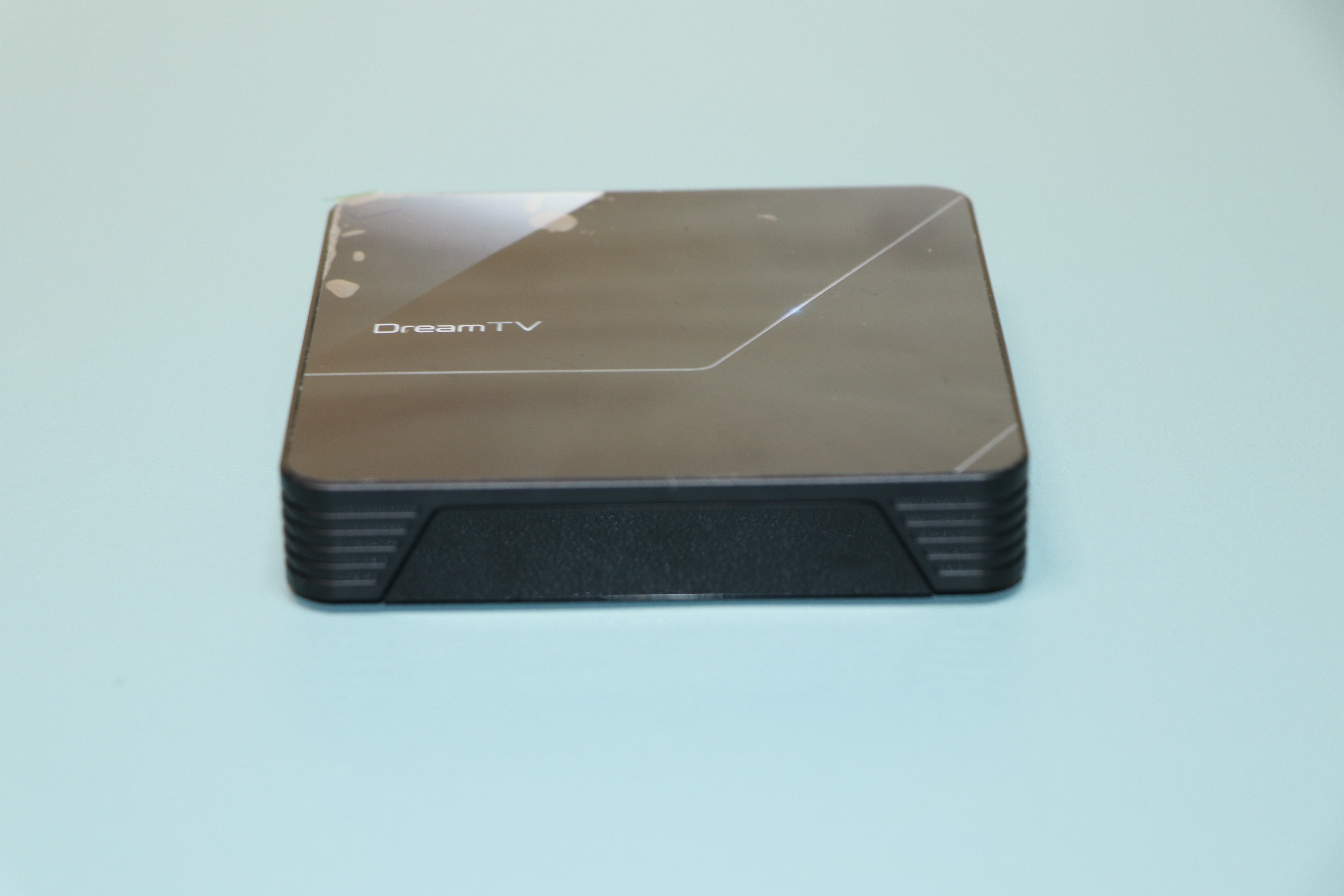 夢想盒子標準版 DreamTV S 開箱：主機頂部斜角特寫