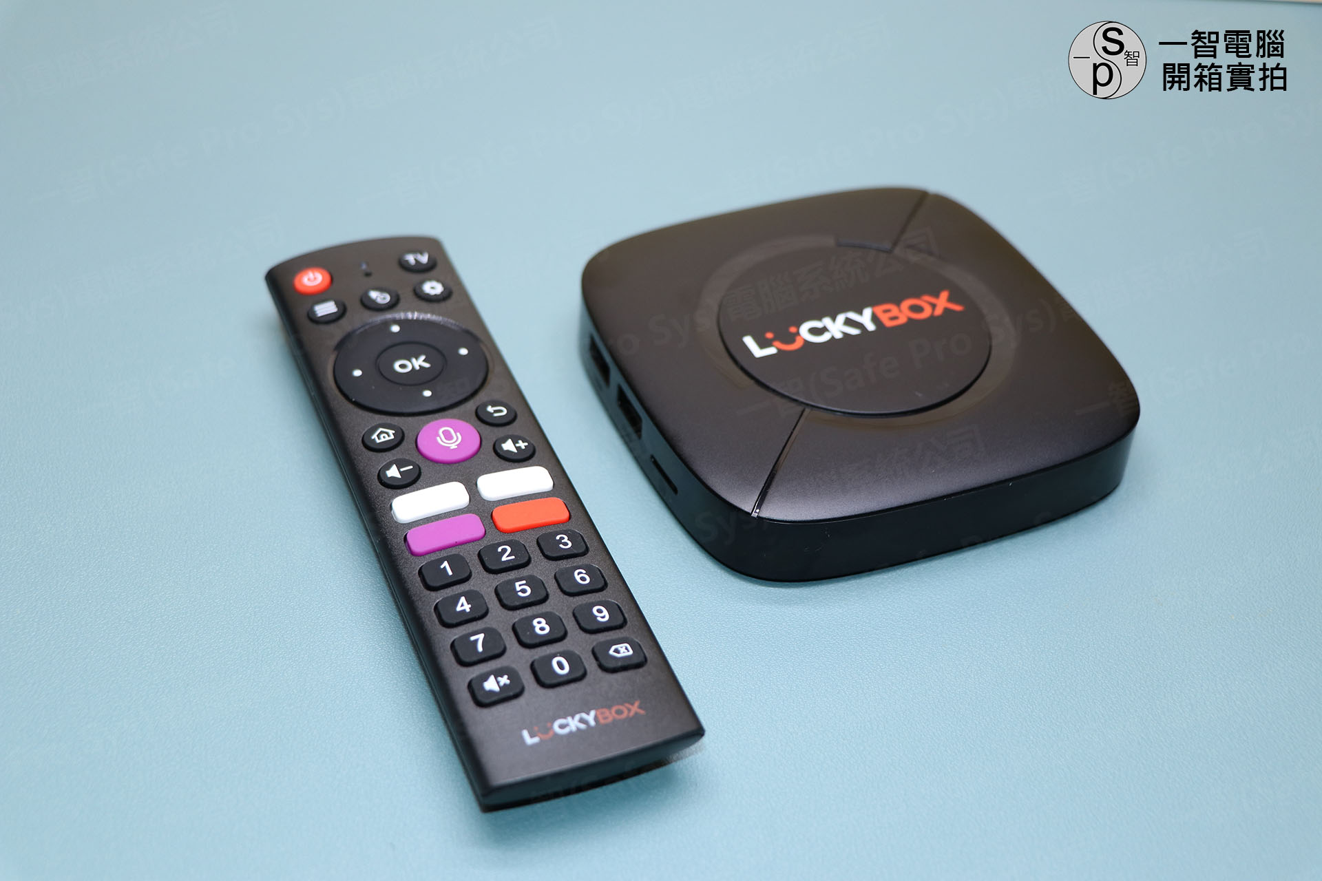 LuckyBox Pro+ 6K 語音版 遙控器與主機正面合照